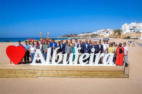 Albufeira Hastear De Bandeiras Azuis E Praia Acess Vel Para A