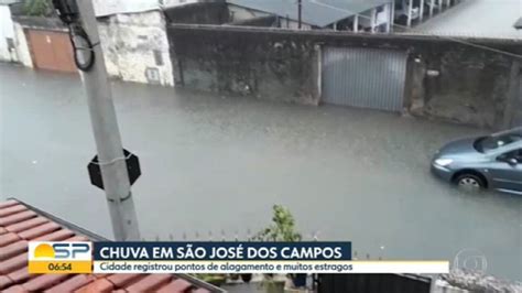 Vídeo Chuva forte causa alagamentos no Vale do Paraíba Bom dia SP G1