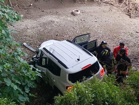 Finisce Con Lauto Nel Canale Albani In Secca