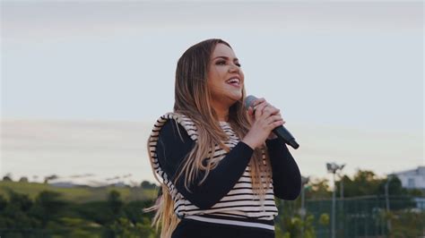 Sarah Farias Lan A Sua Nova M Sica E Videoclipe Deus Dos Meus Pais