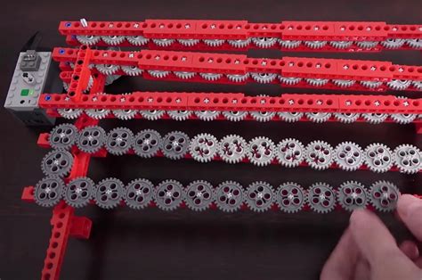 Watch 1:1 LEGO technic gears go round and round - Yanko Design