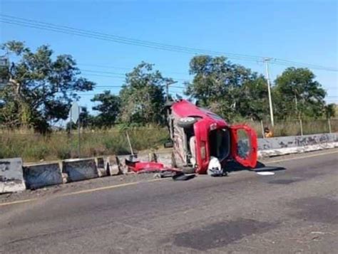 En Emiliano Zapata Autom Vil Se Impacta Con Muro Divisor En Carretera