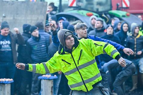 Los Agricultores Protestan En Bruselas Durante La Cumbre Europea FOTOS