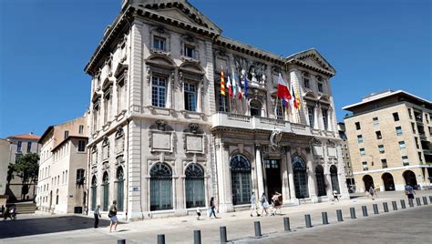 La mairie de Marseille libérée des barrières de protection - France Bleu