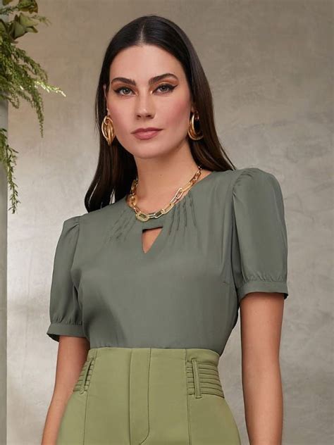 Blusa Verde Social Feminina Modelo Vestindo Uma Blusa De Crepe Decote