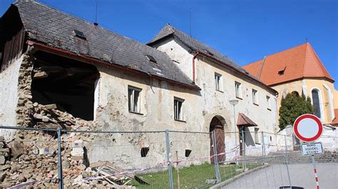 Faře V Malontech Hrozí Demolice Některé Zdi Této Památky Už Spadly