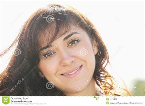 Jeune Brunette De Sourire Au Soleil Photo Stock Image Du Yeux Brune