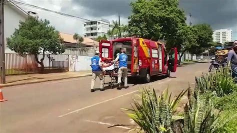 Motociclista sofre queda e fica ferido ao desviar de cachorro Vídeo