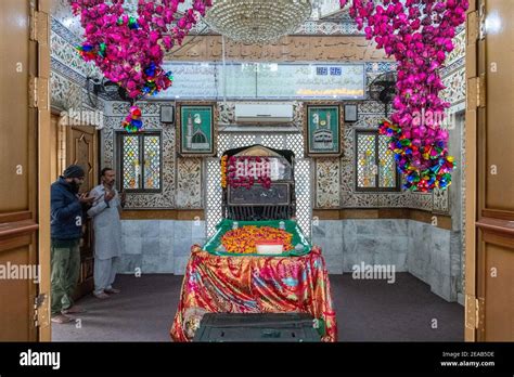 Sufi Shrine of Baba Bulleh Shah, Kasur, Punjab, Pakistan Stock Photo - Alamy