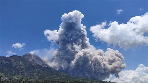 Gunung Merapi Kembali Muntahkan Awan Panas Potensi Bahaya 7 Kilometer