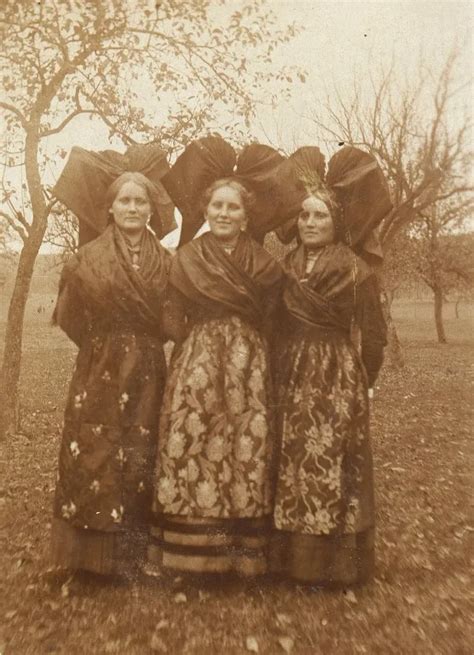 Portraits De Femmes Alsaciennes En Costume Traditionnel Alsacien