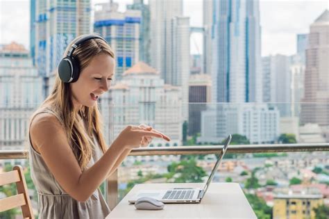 Mujer Joven Ense A Un Idioma Extranjero O Aprende Un Idioma Extranjero