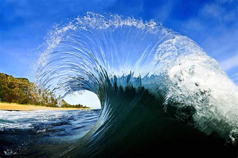 The Flying Tortoise Hawaii Based Clark Little Photographs Very Big Waves As They Crash Onto