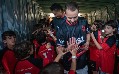 Vice de futebol do Flamengo Braz publica vídeo do vestiário após