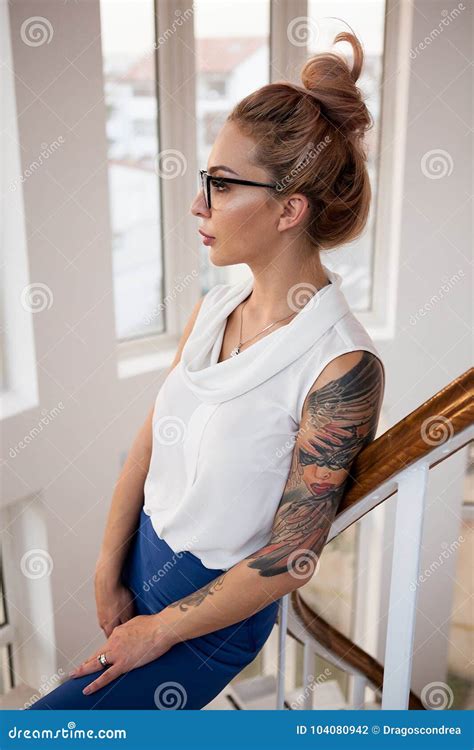 Femme Blonde Sexy D affaires Avec Un Tatouage Sur Sa Main Photo stock Image du modèle tony