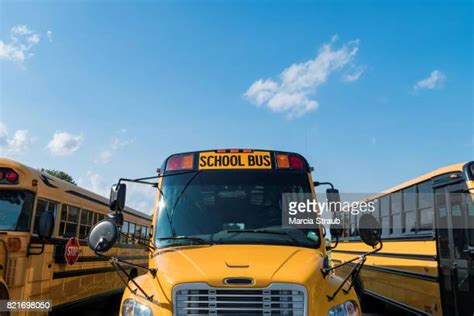 School Buses In The Parking Lot Fotografías E Imágenes De Stock Getty Images