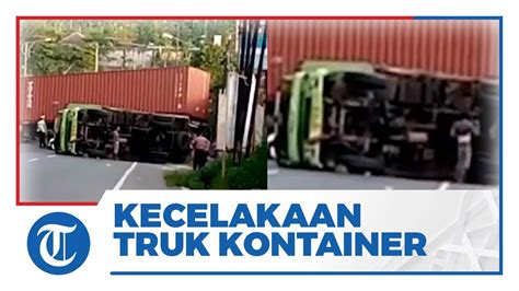 Tak Kuat Menanjak Truk Boks Berjalan Mundur Hingga Tabrak Truk