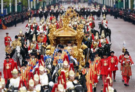 La Imponente Carroza Gold State Coach De Isabel Ii En La Que Carlos Y