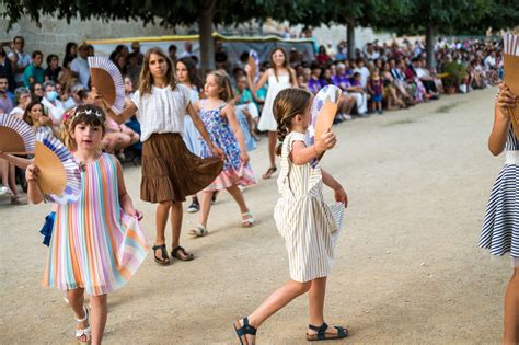 El Ball Del Paga Li Joan Per La Festa Major De Sant Cuga