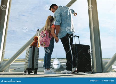 Familia En La Terminal Del Aeropuerto Imagen De Archivo Imagen De