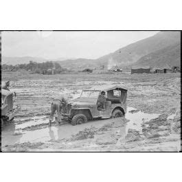 Imagesd Fense Une Jeep Embourb E Au Campement De La Base Arri Re Du