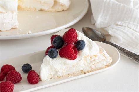 Tarta Pavlova receta clásica casera del pastel crujiente y tradicional