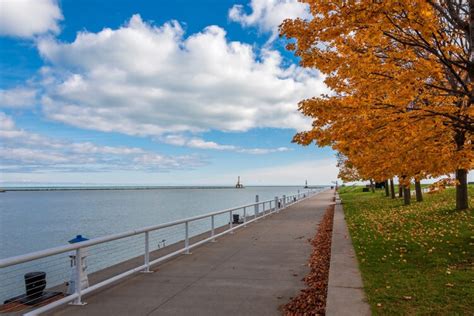 11 Beautiful Small Towns on Lake Michigan For a Coastal Getaway