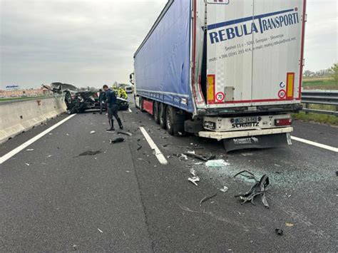 Schianto Nel Tratto Maledetto Della A Auto Contro Un Tir Un Ferito