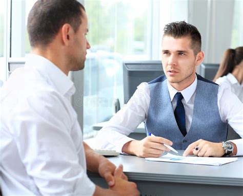 Hombres De Negocios Felices Que Hablan En La Reunión Imagen de archivo