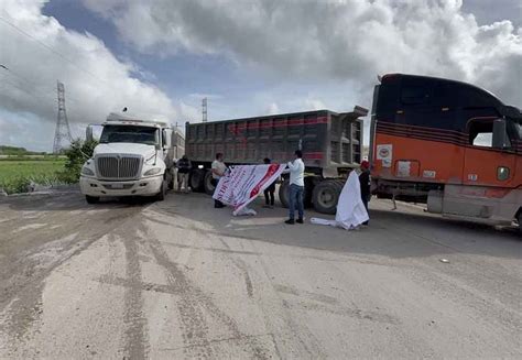 Operadores De Volquetes Bloquean Carretera Para Exigir Pago En Q Roo