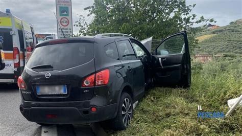 Incidente Lungo La A14 Tamponamento Tra Due Auto Una Finisce Fuori