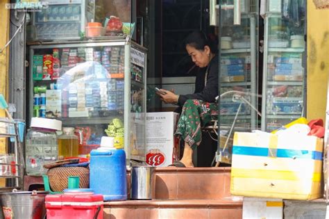 Hà Nội nắng nóng gay gắt hàng quán vỉa hè đói khách