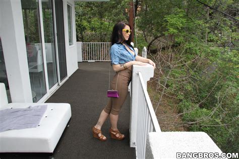 Noelle Easton Big Tits Round Asses BabeSource