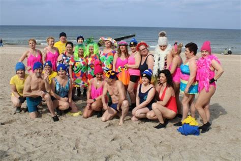 Niedzielna kąpiel morsów na głównej plaży w Mielnie Zobacz ZDJĘCIA