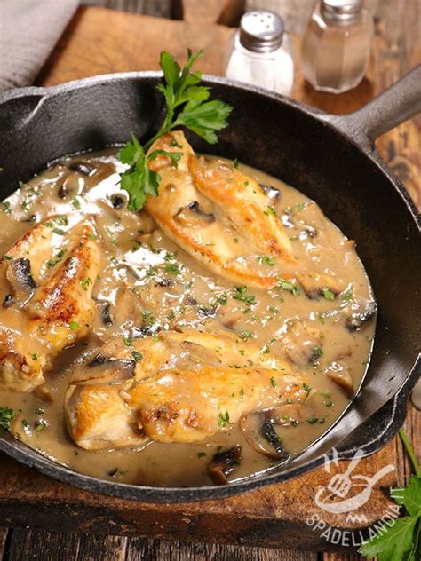 Petti Di Pollo In Salsa Di Yogurt E Funghi Spadellandia It