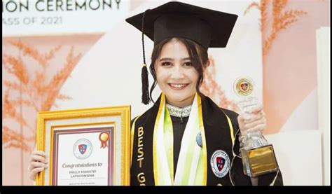 Prilly Latuconsina Resmi Jadi Sarjana Ilmu Komunikasi Sebagai Lulusan