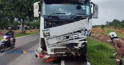 Video Dua Pelajar Maut Kereta Bertembung Lori Treler Buletin Tv