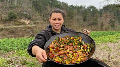 今天扯了很多蒜苗和菜苔，配一块老腊肉做个下饭菜吃过瘾eating Delicious Garlic Sprouts And Cured