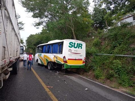 Oaxaca Vuelca Tr Iler Con Cervezas Y Pobladores Hacen Rapi A