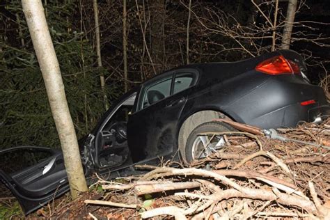 Beromünster LU 57 jähriger BMW Lenker nach Unfall in kritischem