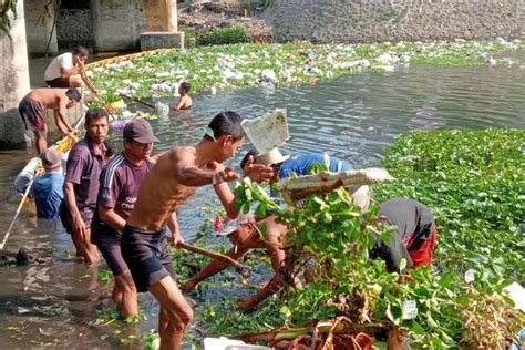 Meter Kubik Sampah Sungai Terjaring Dalam Sehari Di Mataram Antara