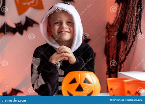 Niño De Halloween Con Cubos De Caramelo De Calabaza Con Disfraz De