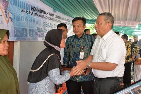 Foto Komitmen Lanjutkan Program Bedah Rumah Walkot Benyamin Perbaiki