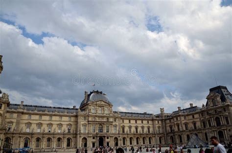 El Museo Louvre De París France Es Uno De Los Museos Más Famosos Del