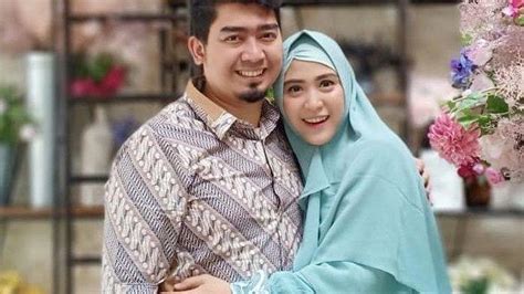 Profil Atau Biodata April Jasmine Istri Ustaz Solmed Diserbu Warganet