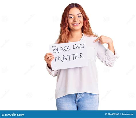 Jovem Latina Segurando Vidas Negras Banner Apontando O Dedo Para Um Autosorridente Feliz E