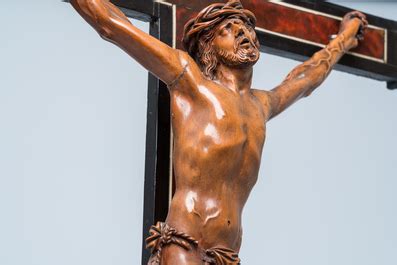 Twee Vlaamse Houten Corpi Christi Gemonteerd Op Een Crucifix Waarvan