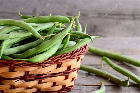 Frijoles verdes frescos en una canasta de mimbre Judías verdes jóvenes