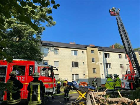 Einsatz in Bonn Mehlem Feuer zerstört Wohnung in Mehrfamilienhaus