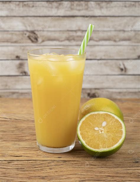 Suco De Laranja Em Um Copo Gelo E Frutas Sobre A Mesa De Madeira